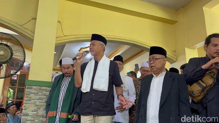 Capres nomor urut 3 Ganjar Pranowo bersilaturahmi ke Ponpes Modern Sirojul Munir, Kota Bekasi. Dia mengaku ingin agar guru agama sejahtera. (Anggi M/detikcom)