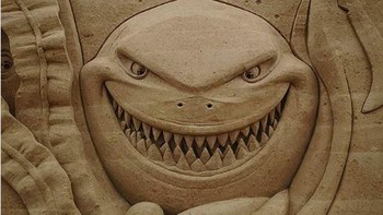 Tatapan tajam ikan hiu siap menerkam dengan gigi tajamnya. (Foto: Brightside)