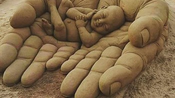 Seorang bayi yang tertidur pulas di telapak tangan. (Foto: Brightside)