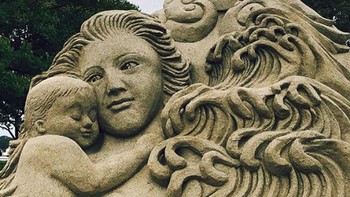 Ukiran yang sangat detail pada pasir. (Foto: Brightside)