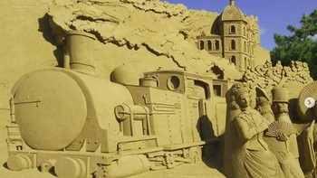 Para penumpang yang terlihat turun dari kereta lokomotif, lengkap dengan ukiran asapnya. Foto: Brightside)