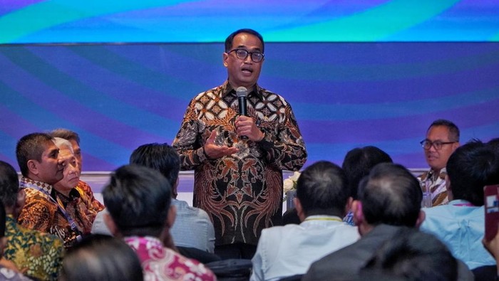 Menteri Perhubungan Budi Karya Sumadi dengan pengusaha pelayaran Indonesia National Shipowners Association (INSA).