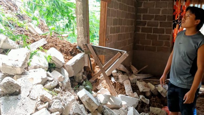 errumah warga di Limapuluh kota, Sumbar rusak akibat longsor usai gempa tadi siang. ( BPBD Limapuluh Kota)