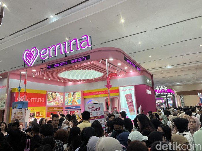 Foto suasana brand Emina di Jakarta X Beauty 2023.
