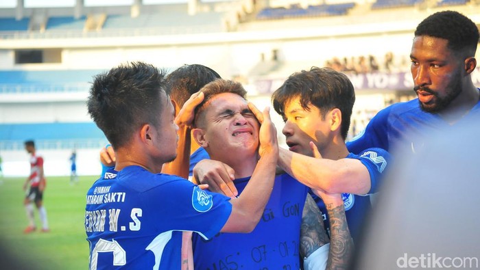Gali Freitas menangis saat merayakan gol kedua PSIS melawan Madura United.