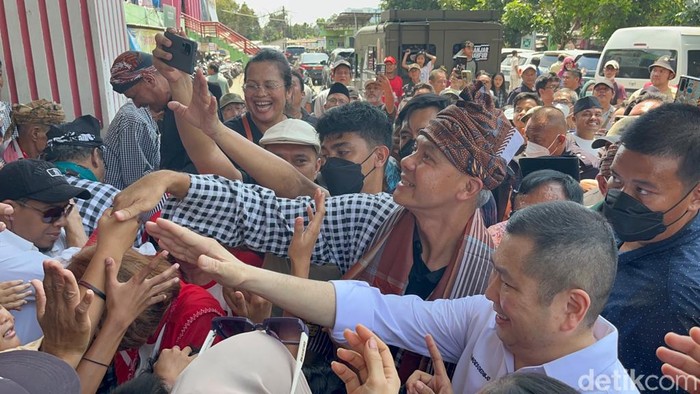 Ganjar Pranowo dan Hary Tanoe mengunjungi Pasar Kranggan, Bekasi (Anggi/detikcom)