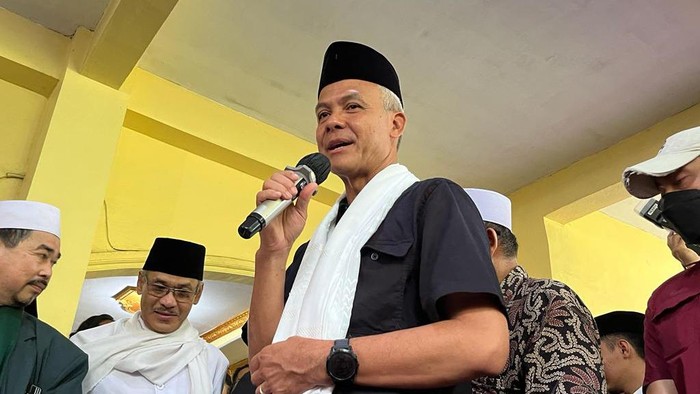Ganjar Pranowo di Pondok Modern Sirojul Munir, Bekasi, Jawa Barat, Sabtu (16/12/2023). Mendengar seorang ibu menyanyikan lagu Kereta Malam yang dipopulerkan Juwita Bahar tapi diubah liriknya.