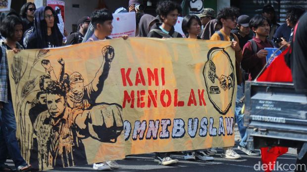 Suasana aksi 'Gejayan Kembali Memanggil' di simpang tiga Jalan Gejayan, Depok, Sleman, Sabtu (16/12/2023)