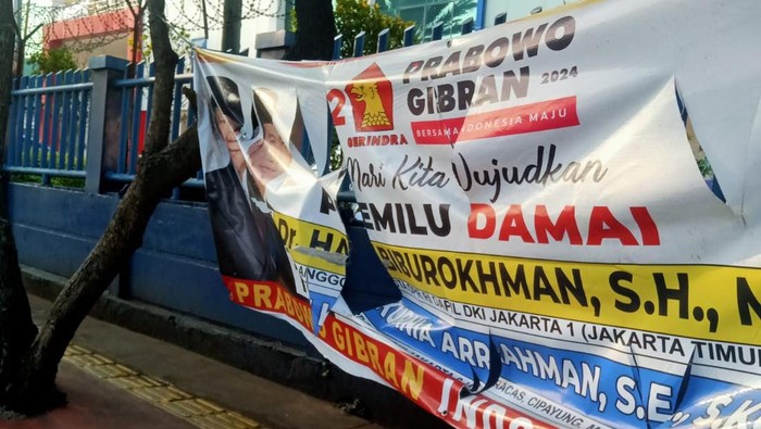 Gerindra Jaktim menyatakan ada perusakan terhadap sejumlah spanduk Prabowo-Gibran. Gerindra Jaktim akan melapor ke Bawaslu. (dok Gerindra Jaktim)