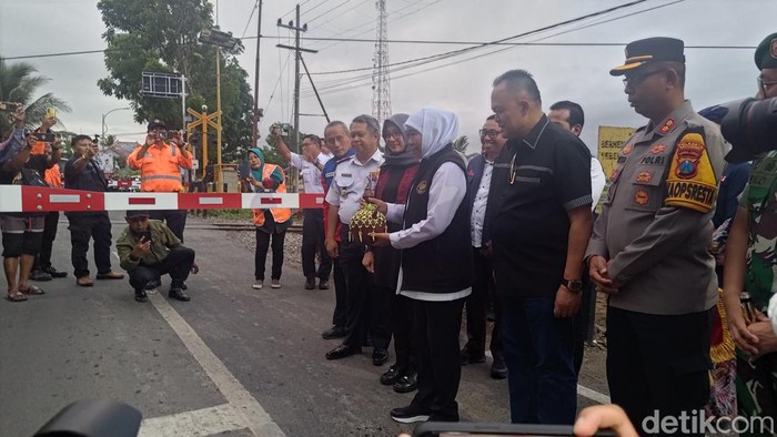 Gubernur Khofifah meresmikan palang pintu dan pos jaga pelintasan sebidang kereta api di JTL 79 Kecamatan Singojuruh, Banyuwangi