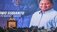 Ketua Dewan Pembina Induk Koperasi Unit Desa (INKUD) Prabowo Subianto menyampaikan pidato dalam acara Mekar Digital Sejahtera (MDS Coop) di Kawasan Puseur Tatar Niaga, Purwakarta, Jawa Barat, Sabtu (16/12/2023).