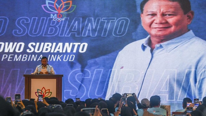 Hadiri HUT ke-2 MDS Coop, Prabowo Didukung Jadi Presiden Ketua Dewan Pembina Induk Koperasi Unit Desa (INKUD) Prabowo Subianto (tengah) bersama Ketua Dewan Pembina Koperasi MDS Coop Rini Sumarno (ketiga kanan) berfoto bersama dalam acara Mekar Digital Sejahtera (MDS Coop) di Kawasan Puseur Tatar Niaga, Purwakarta, Jawa Barat, Sabtu (16/12/2023). Prabowo hadir dalam acara silaturahmi nasional serta HUT ke-2 Koperasi MDS Coop tersebut sekaligus dikukuhkan sebagai Ketua Dewan Kehormatan MDS Coop. ANTARA FOTO/Galih Pradipta/nz