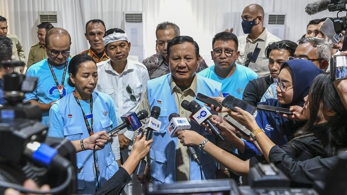 Ketua Dewan Pembina  Induk Koperasi Unit Desa (INKUD)  Prabowo Subianto (tengah) bersama Ketua Dewan Pembina Koperasi MDS Coop Rini Sumarno (ketiga kanan) berfoto bersama dalam acara Mekar Digital Sejahtera (MDS Coop) di Kawasan Puseur Tatar Niaga, Purwakarta, Jawa Barat, Sabtu (16/12/2023). Prabowo hadir dalam acara silaturahmi nasional serta HUT ke-2 Koperasi MDS Coop tersebut sekaligus dikukuhkan sebagai Ketua Dewan Kehormatan  MDS Coop. ANTARA FOTO/Galih Pradipta/nz