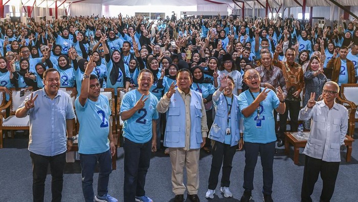 Ketua Dewan Pembina  Induk Koperasi Unit Desa (INKUD)  Prabowo Subianto (tengah) bersama Ketua Dewan Pembina Koperasi MDS Coop Rini Sumarno (ketiga kanan) berfoto bersama dalam acara Mekar Digital Sejahtera (MDS Coop) di Kawasan Puseur Tatar Niaga, Purwakarta, Jawa Barat, Sabtu (16/12/2023). Prabowo hadir dalam acara silaturahmi nasional serta HUT ke-2 Koperasi MDS Coop tersebut sekaligus dikukuhkan sebagai Ketua Dewan Kehormatan  MDS Coop. ANTARA FOTO/Galih Pradipta/nz