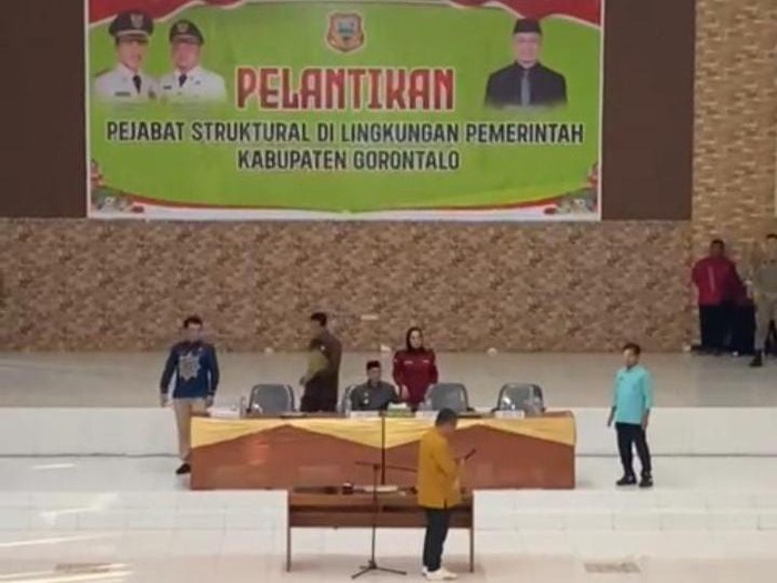 Heboh di media sosial (medsos) Wakil Bupati (Wabup) Gorontalo Hendra Hemeto mengamuk saat pelantikan pejabat eselon III Pemkab Gorontalo.