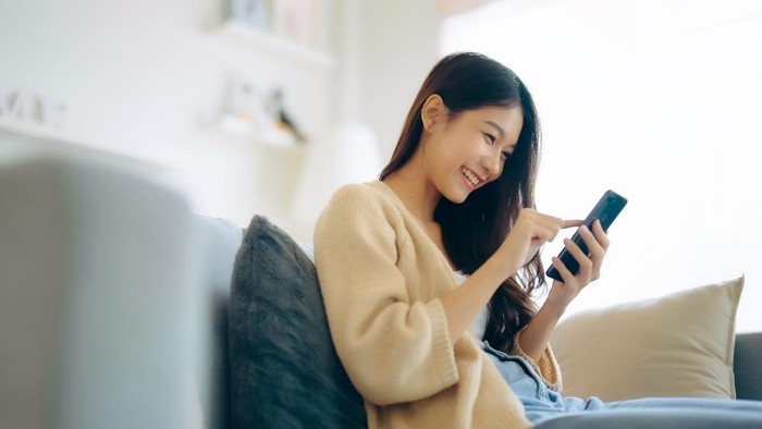 Ilustrasi Pegang HP dan Belanja Online