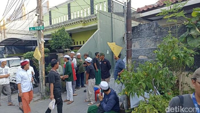 Istri Habib Rizieq Shihab, Syarifah Fadlun bin Yahya, meninggal dunia. Jenazah almarhumah disemayamkan di Petamburan pada Sabtu (16/12) (Tiara Aliya/detikcom)