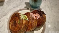 Salah satu yang populer adalah cromboloni, perpaduan croissant dan bomboloni. Bahkan jajanan ini sampai PO 2 jam sebelumnya. Foto: detikcom