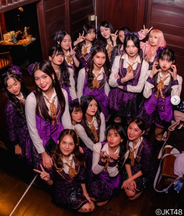 Grup idola JKT48 akan konser di Surabaya. Acara ini bertajuk Flowerful - JKT48 12th Anniversary Concert.