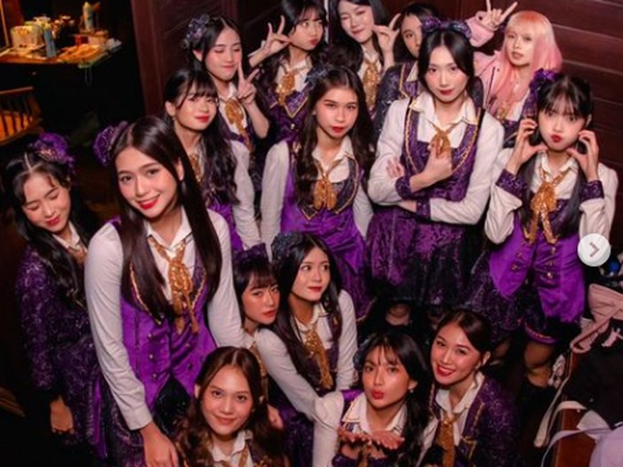 Grup idola JKT48 akan konser di Surabaya. Acara ini bertajuk Flowerful - JKT48 12th Anniversary Concert.