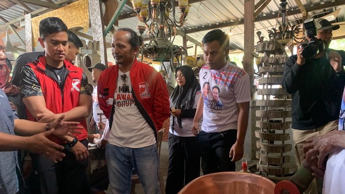 Kaesang dengan perajin di Boyolali