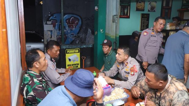 Kapolsek Mampang Kompol David Y Kanitero saat Cangkrukan