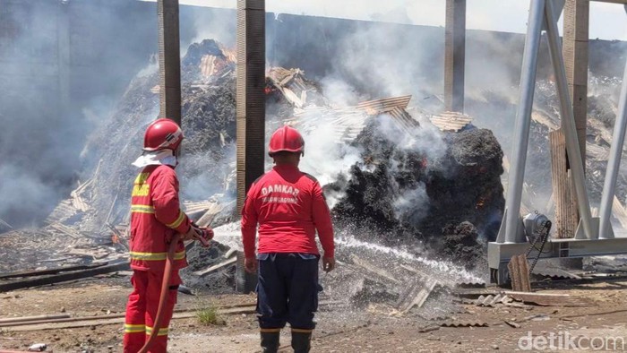 Kebakaran pabrik gula merah di Tulungagung gegara percikan api las