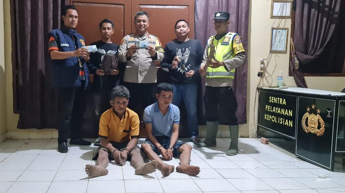 Kedua tersangka dan barang bukti perampokan diamankan polisi.
