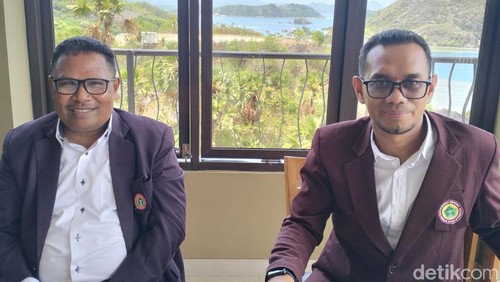 Ketua PPNI Provinsi NTT Aemilianus Mau (kiri) dan Ketua PPNI Manggarai Barat Kelana di sela Musda IV PPNI Kabupaten Manggarai Barat di Labuan Bajo, Sabtu (16/12/2023).
