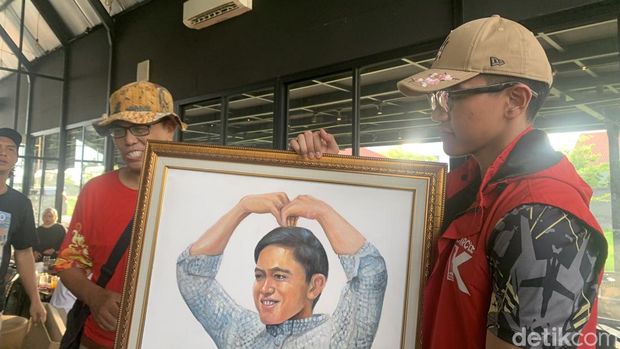 Ketum PSI Kaesang Pangarep bertemu sejumlah influencer di Solo. Dia mengatakan anak muda dapat membantu memberantas korupsi dengan dukung RUU Perampasan Aset. (Mulia Budi/detikcom)