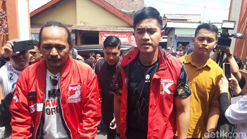 Ketua Umum PSI, Kaesang Pangarep, mengunjungi kerajinan tembaga Muda Tama di Tumang, Cepogo, Boyolali.