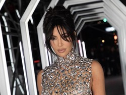 Kontroversi Mata Kim Kardashian yang Sering Disembunyikan, Gagal Botox?