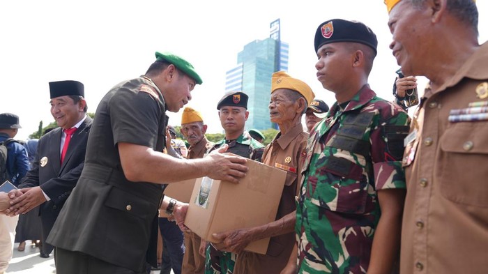KSAD Jenderal Maruli saat membagikan paket sembako di Makassar. Dokumen Istimewa