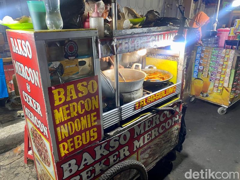 Kuliner murah di Kota Tua Jakarta, mulai dari kerak telor hingga bakso