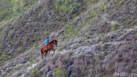 Bukit Warinding Sumba ini berbeda dengan bukit-bukit rumput lainnya di Indonesia adalah panorama bukitnya yang berbentuk gelombang yang tidak rata.