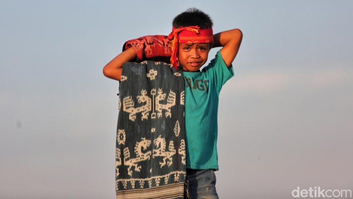 Ladang Cuan Anak Penunggang Kuda di Bukit Warinding Eksotisme Bukit Warinding. Sumba, NTT tak bisa dipungkiri lagi oleh wisatawan lokal ataupun mancanegara. Tak heran hal itu dimanfaatkan baik oleh warga sekitar khususnya anak-anak untuk mencari cuan.