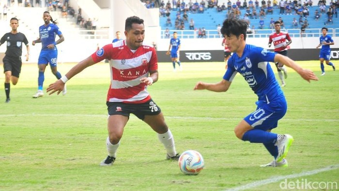 Taisei Marukawa mendapat pengawalan ketat dari bek Madura United.