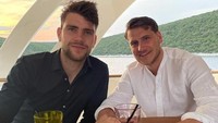Piet Cremers dan Maarten Paes juga pernah berlibur bersama. Di atas yacht yang mewah, keduanya menikmati kopi yang segar di tengah danau. Foto: Instagram/maartenpaes