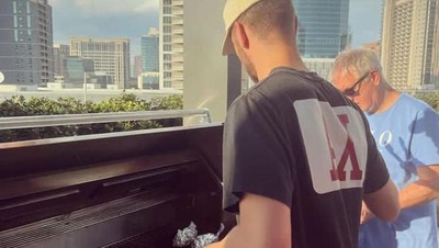 Calon Kiper Timnas, Maarten Paes Doyan BBQ Bareng Keluarga