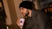 Di balik kesibukannya menjadi pemain sepak bola, Maarten Paes merupakan cafe hoppers. Smoothie yang segar dipesannya usai lelah berlatih seharian. Foto: Instagram/maartenpaes
