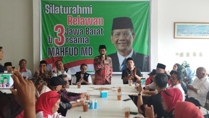 Cawapres nomor urut 3 Mahfud Md menemui kelompok Relawan Jawa Barat bersama Mahfud di Bandung, Jawa Barat, Sabtu (16/12/2023).