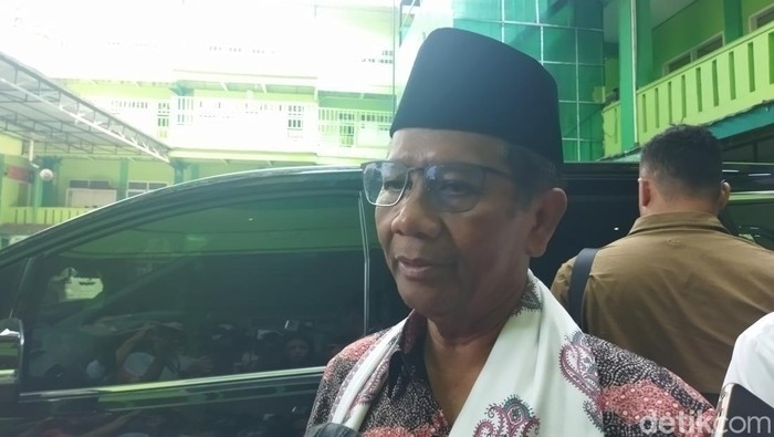 Cawapres nomor urut 3 Mahfud Md mengunjungi Pondok Pesantren Sirnamiskin, Bandung, Sabtu (16/12/2023)