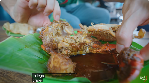 Mark Wiens Kepincut Kuliner Pedas Surabaya, Cicip Nasi Tongkol dan Ayam Penyet