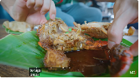 Tak lupa juga Mark mencoba sajian kepitingnya. Ia mengungkapkan kalau kepiting berlumuran sambal itu adalah chili crab terenak yang pernah disantap olehnya. Foto: YouTube Mark Wiens