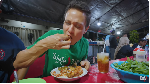 Mark Wiens Kepincut Kuliner Pedas Surabaya, Cicip Nasi Tongkol dan Ayam Penyet
