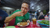 Ayam penyet itu dilumuri sambal terasi dari cabe rawit dan tomat yang dibuat dadakan. Mark sangat lahap menyantap ayam penyet itu bersama petai goreng. Foto: YouTube Mark Wiens