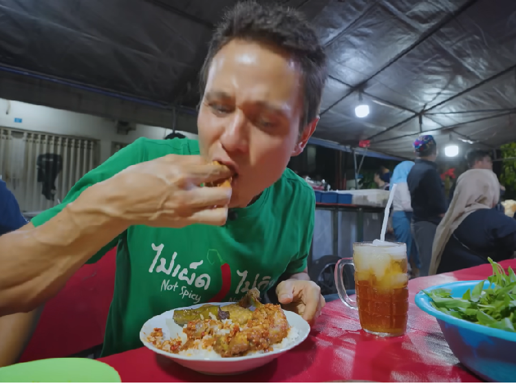 Mark Wiens Kepincut Kuliner Pedas Surabaya, Cicip Nasi Tongkol dan Ayam Penyet