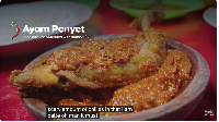 Selain bebek goreng, Mark Wiens juga mencicipi ayam penyet di Surabaya. Ia mengunjungi Depot Gito saat makan malam. Foto: YouTube Mark Wiens