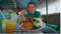 Mark Wiens juga mengunjungi Warung Bebek Mbak Roh. Bebek goreng di sini disajikan bersama sambal yang dominan cabe rawit dengan rasa pedas menyengat. Mark sangat menikmati setiap suapannya yang dipenuhi sambal. Foto: YouTube Mark Wiens