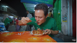 Mark Wiens Kepincut Kuliner Pedas Surabaya, Cicip Nasi Tongkol dan Ayam Penyet
